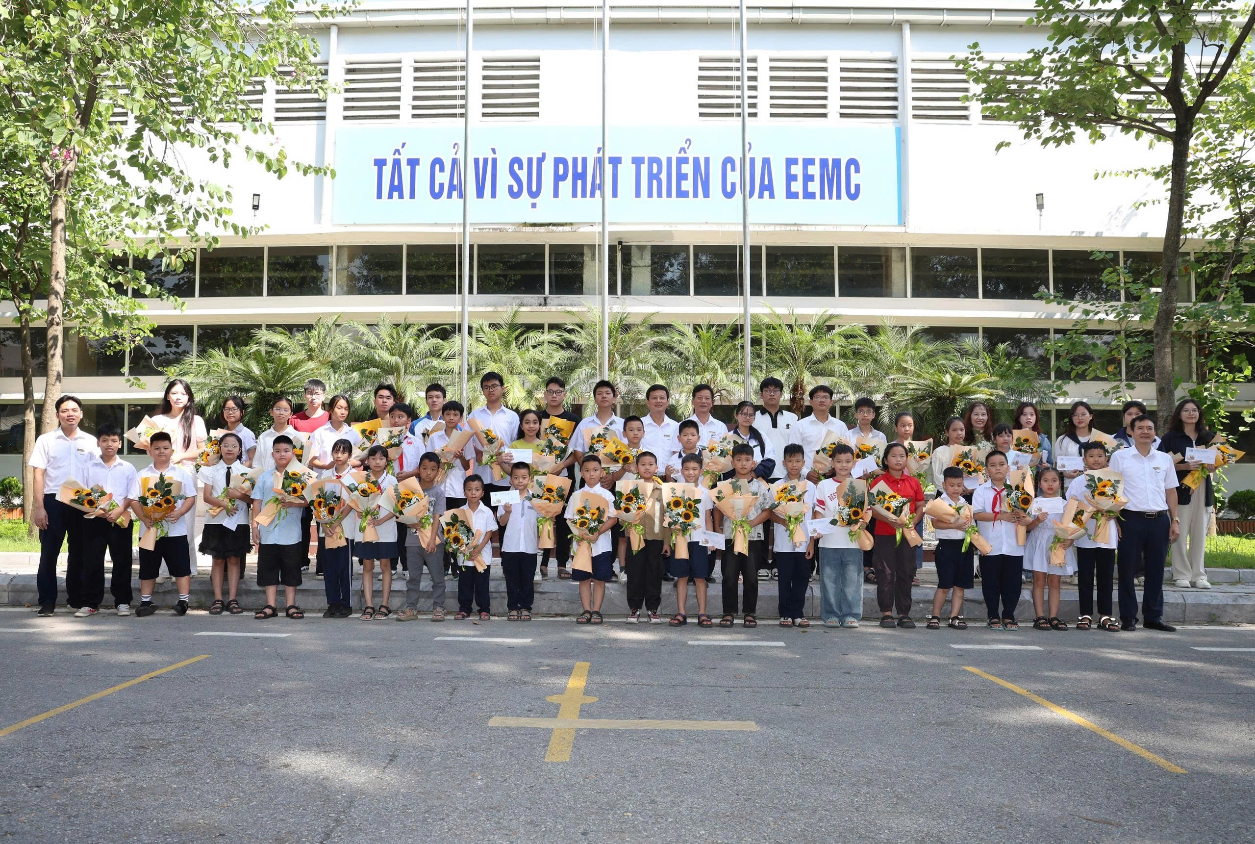 Lễ biểu dương khen thưởng con CBCNV thi đỗ Đại học và đạt giải cao trong các cuộc thi năm học 2024 -2025